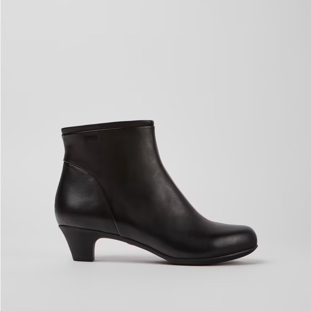Helena
Black Leather Ankle Boots for Women.
